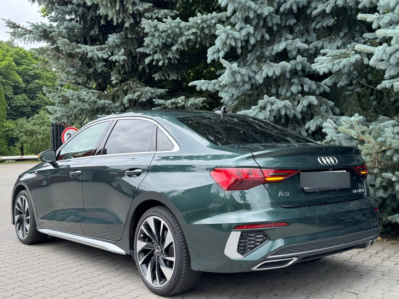Audi A3 2022 в аренду, вид сзади и сбоку